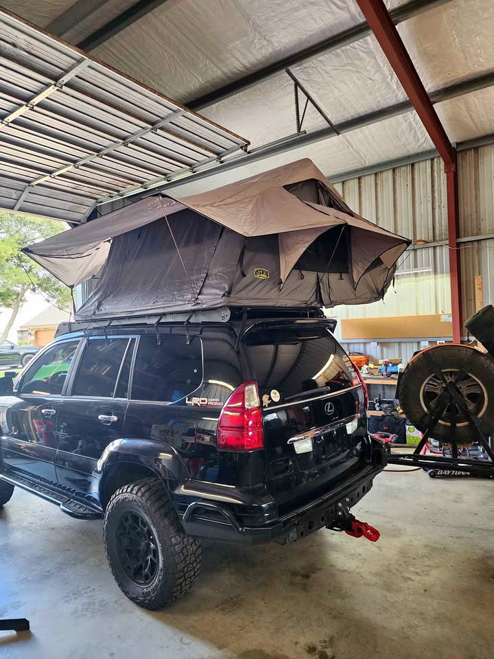 Smittybilt xl gen 2 rooftop tent in Inez, TX (photo 1) — photo 1