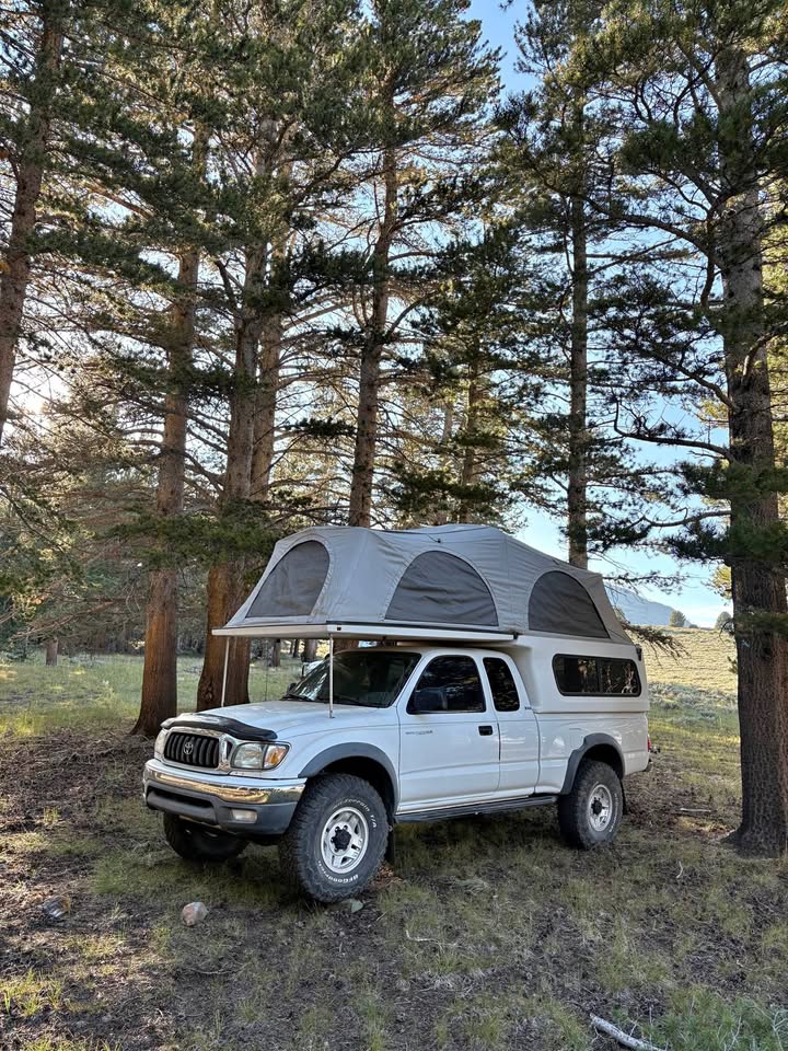 Flip-pac FRP Camper Shell Toyota Tacoma in Carlsbad, CA (photo 1)
