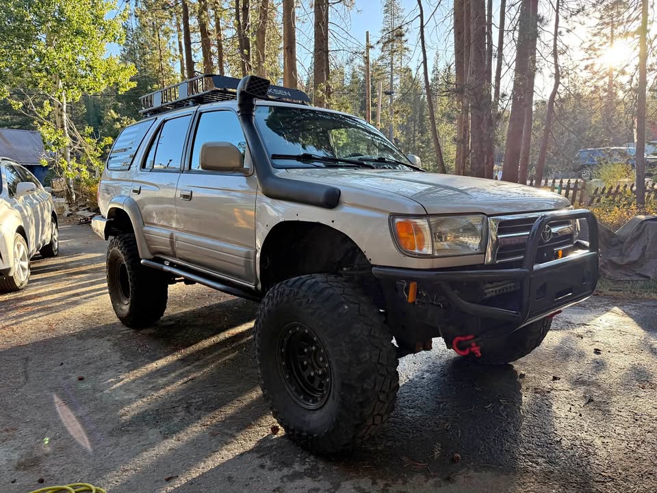 2000 Toyota 4Runner · SR5 Premium Sport Utility 4D in Soda Springs, CA (photo 1)