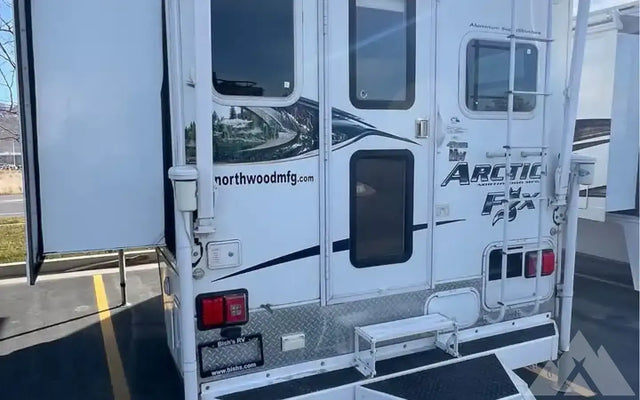 2012 Arctic Fox 992 — photo 2