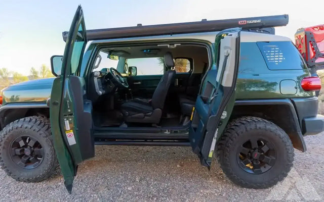 2013 Toyota FJ Cruiser — photo 2