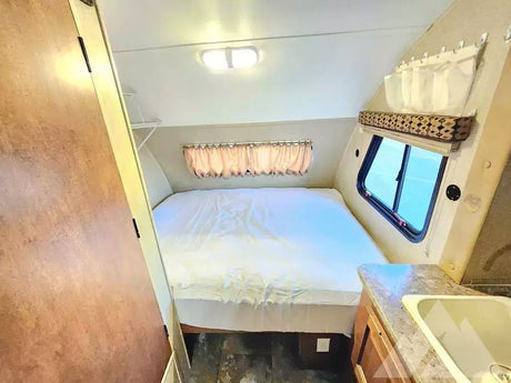 2014 R pod by Forest River 20ft with slide out! — used overland trailer for sale in Loomis, CA (photo 2)