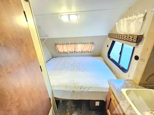 2014 R pod by Forest River 20ft with slide out! — photo 2
