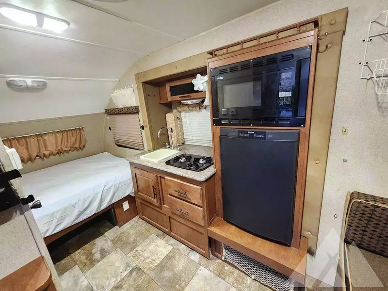2014 R pod by Forest River 20ft with slide out! — used overland trailer for sale in Loomis, CA (photo 4) — photo 4