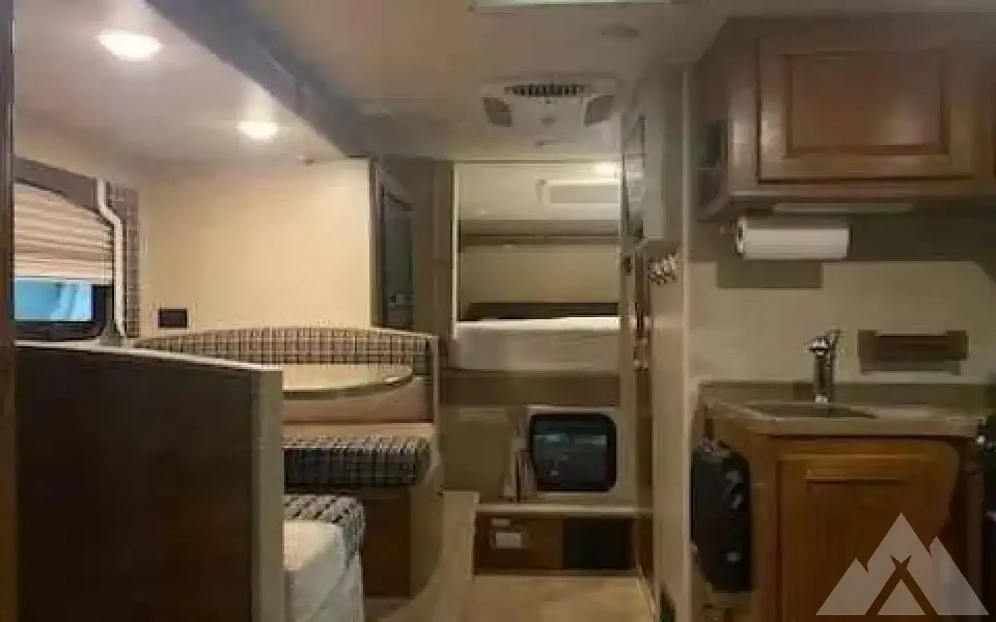 2017 Lance camper model 1172 — used for sale in Elko, NV (photo 3)