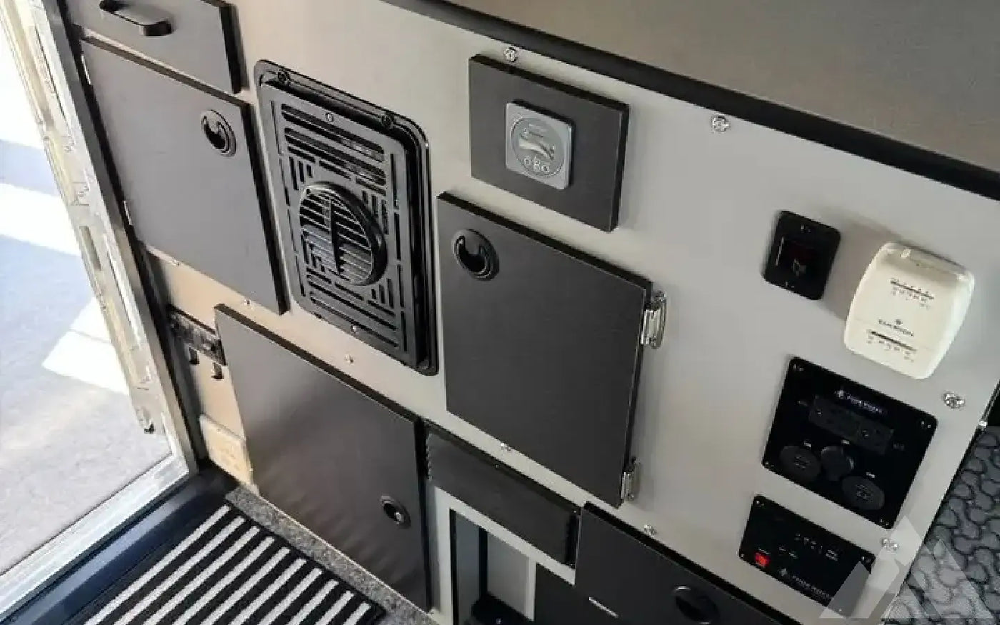 2019 Four Wheel Campers Hawk Slide — used for sale in Flagstaff, AZ (photo 4) — photo 4