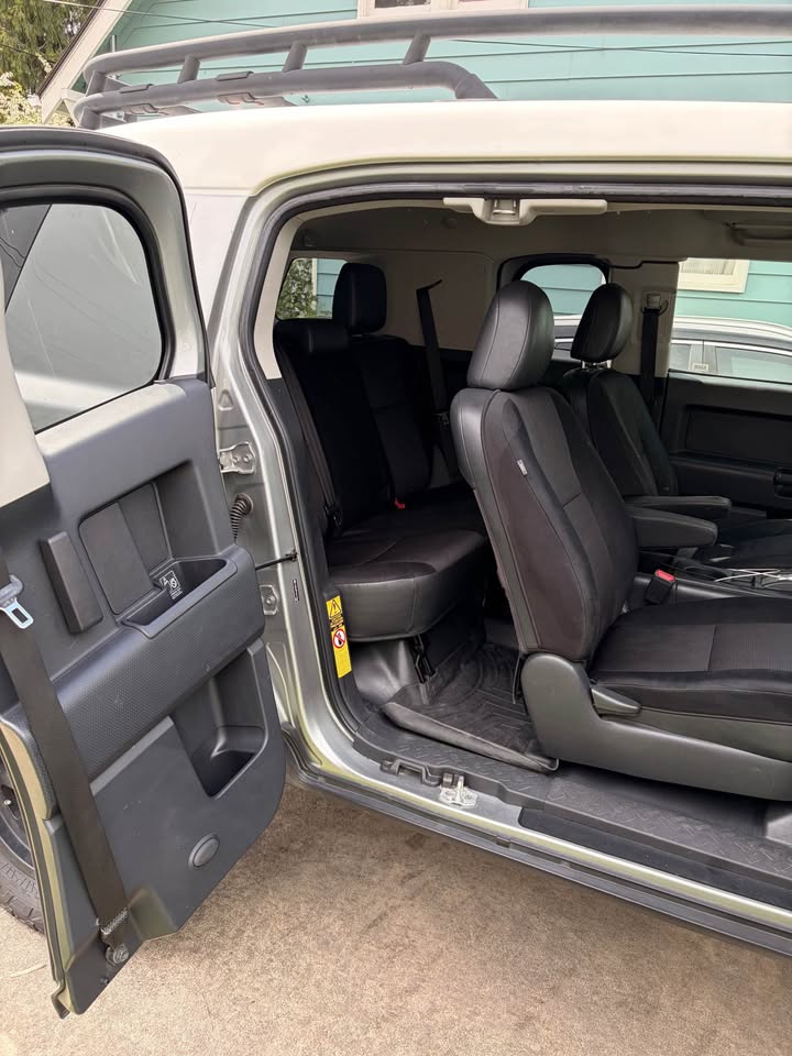 2012 Toyota FJ Cruiser · 4x4 in Portland, OR (photo 11)