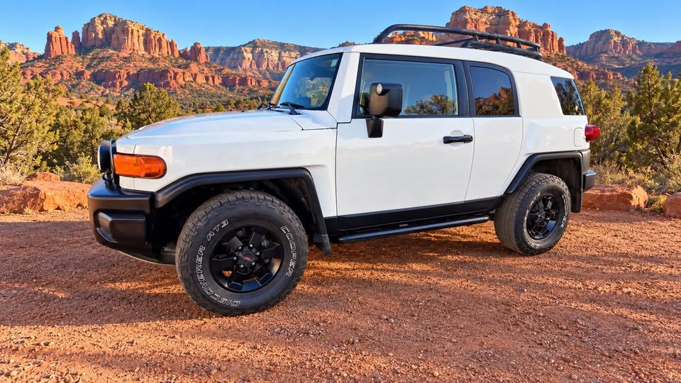 2008 Toyota FJ Cruiser · Sport Utility 2D in Scottsdale, AZ (photo 2) — photo 2