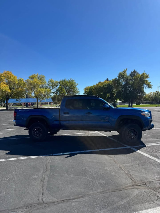 2016 Toyota Tacoma · TRD Off-Road Pickup 4D 6 ft — photo 3