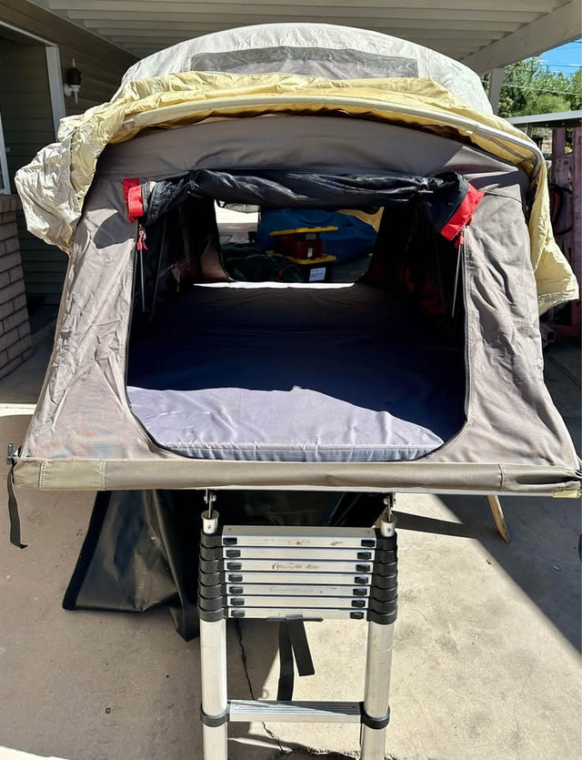 Yakima SkyRise Medium Rooftop Tent – 3 Person — photo 3