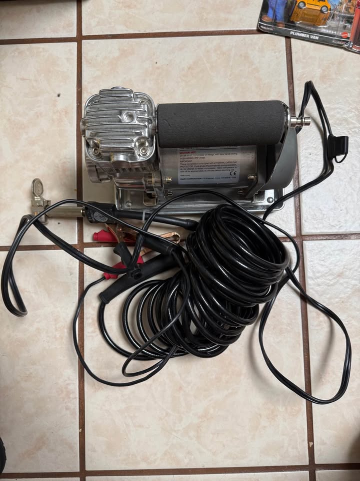 VIAIR 300P Automatic Portable Compressor 12V 150 PSI in Santa Rosa, CA (photo 3) — photo 3