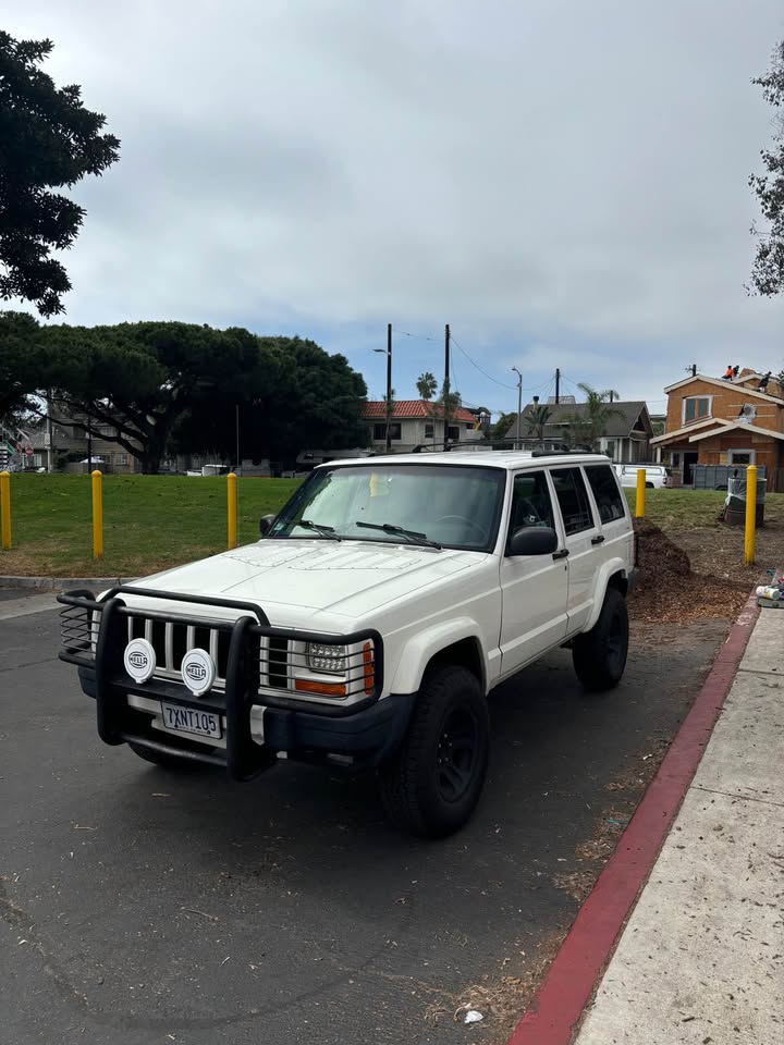 2000 Jeep Cherokee · Sport 4D in Venice, CA (photo 4) — photo 4