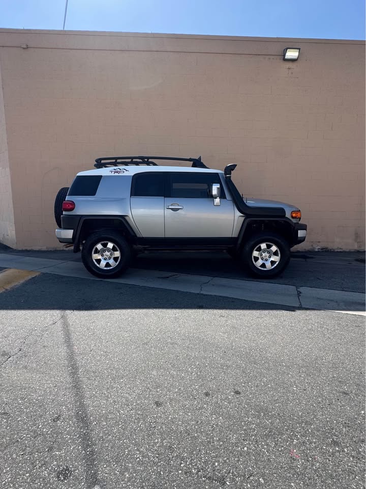 2010 Toyota FJ Cruiser · 4 Door wagon/Sport Utility in Bell Gardens, CA (photo 4) — photo 4