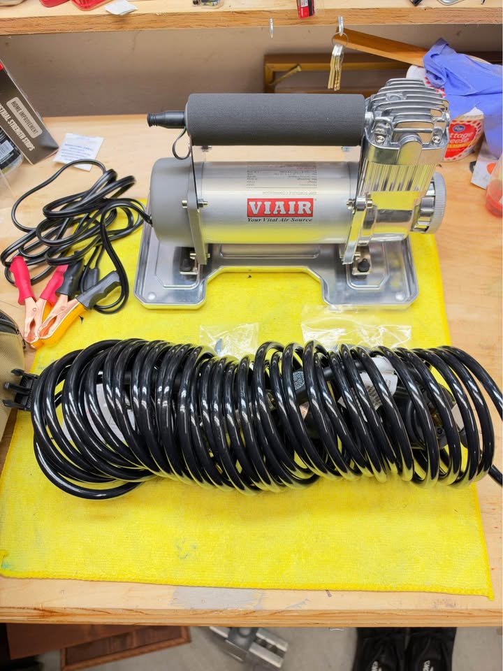 VIAIR 400P (model 40043) 12V portable air compressor in Gresham, OR (photo 4) — photo 4