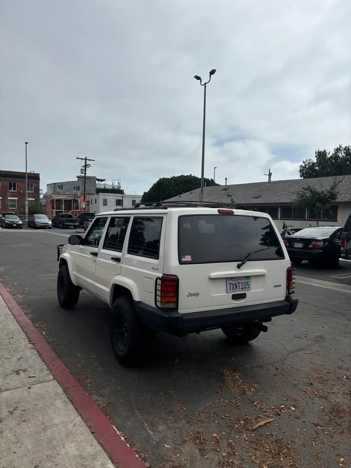 2000 Jeep Cherokee · Sport 4D in Venice, CA (photo 5) — photo 5