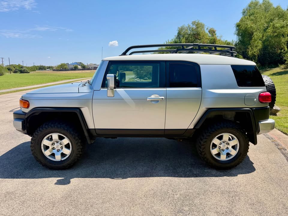 2007 Toyota FJ Cruiser · Sport Utility 2D in Leander, TX (photo 6) — photo 6