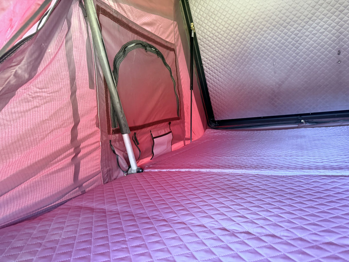 Interior view of the mattress, door panel and window from the opposite corner — photo 8
