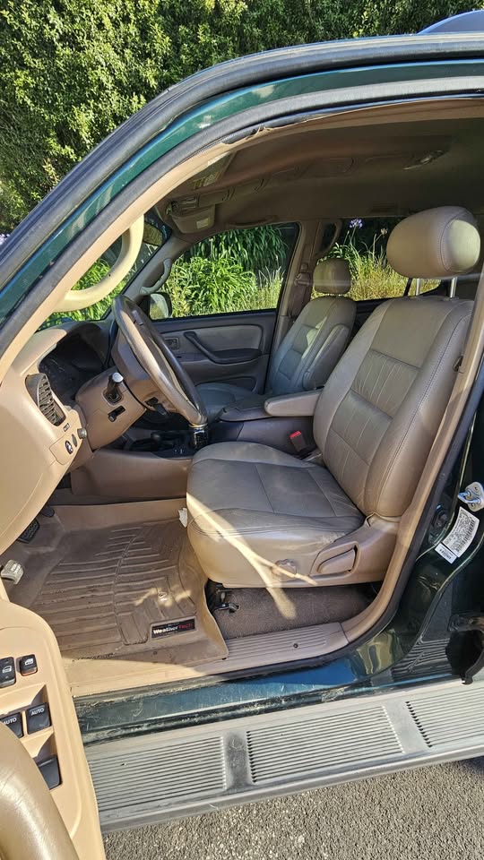 2001 Toyota Sequoia · SR5 Sport Utility 4D in Pacifica, CA (photo 6) — photo 6