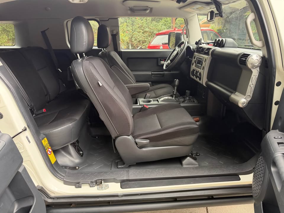 2014 Toyota FJ Cruiser · 4x4 5 speed Auto in Sun Valley, CA (photo 8) — photo 8