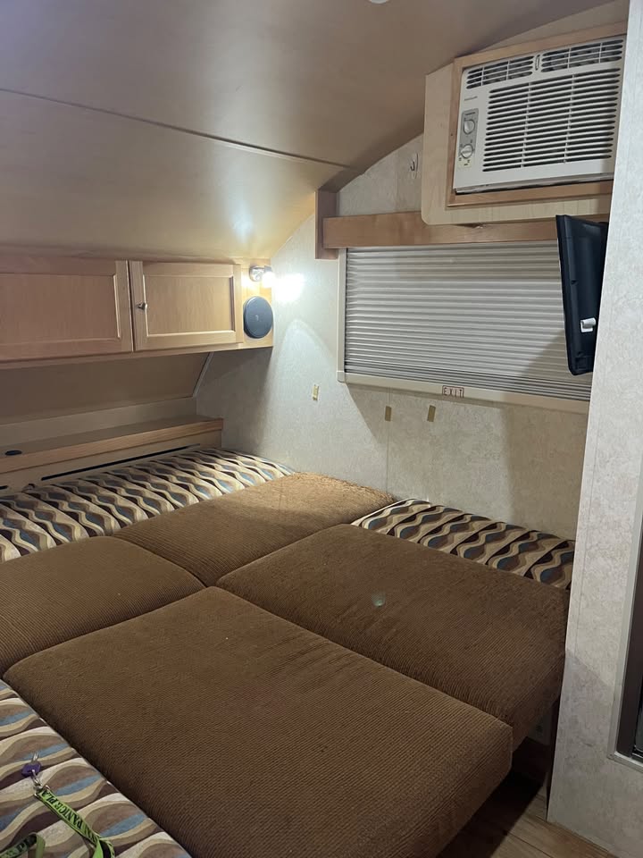2014 T@b 320S - Pristine condition, solar, & Unused Plumbing in Denver, CO (photo 8) — photo 8