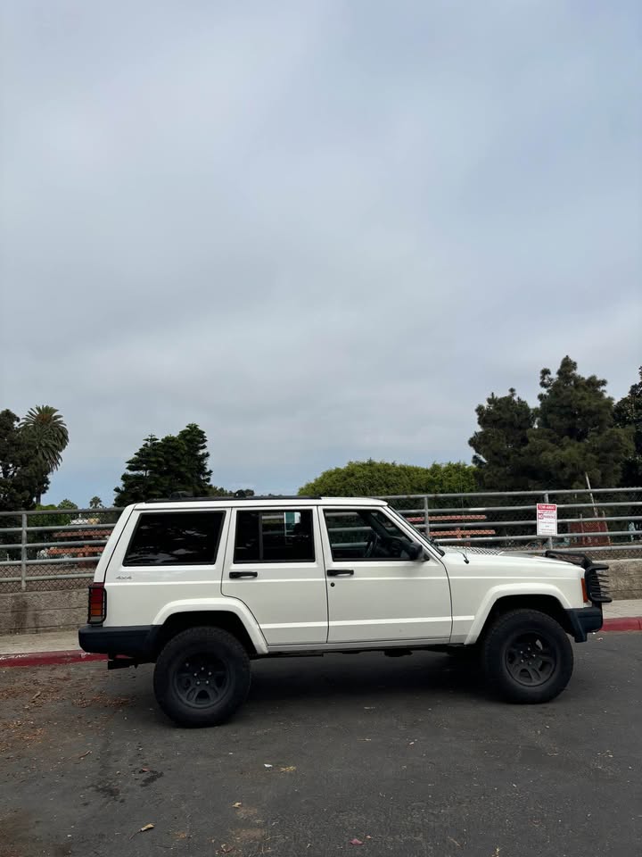 2000 Jeep Cherokee · Sport 4D in Venice, CA (photo 8) — photo 8