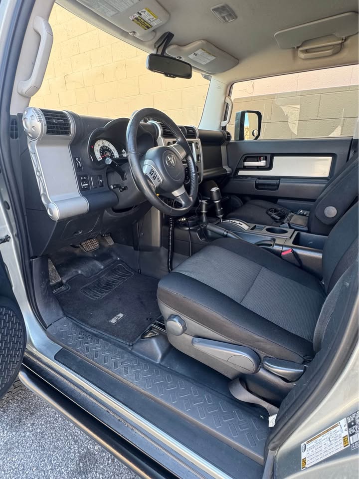 2010 Toyota FJ Cruiser · 4 Door wagon/Sport Utility in Bell Gardens, CA (photo 9) — photo 9