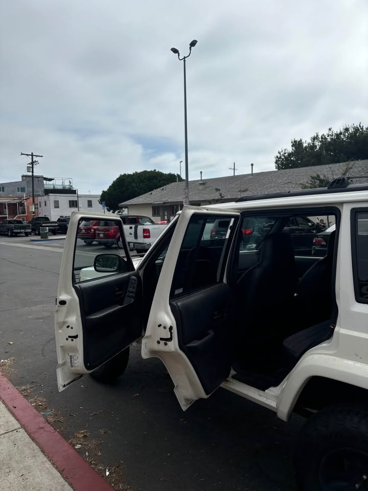 2000 Jeep Cherokee · Sport 4D in Venice, CA (photo 9) — photo 9
