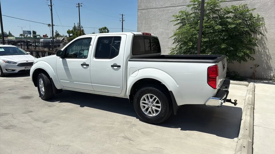 2018 Nissan Frontier Crew Cab SV Pickup 4D 5 ft in Fresno, CA (photo 4) — photo 4