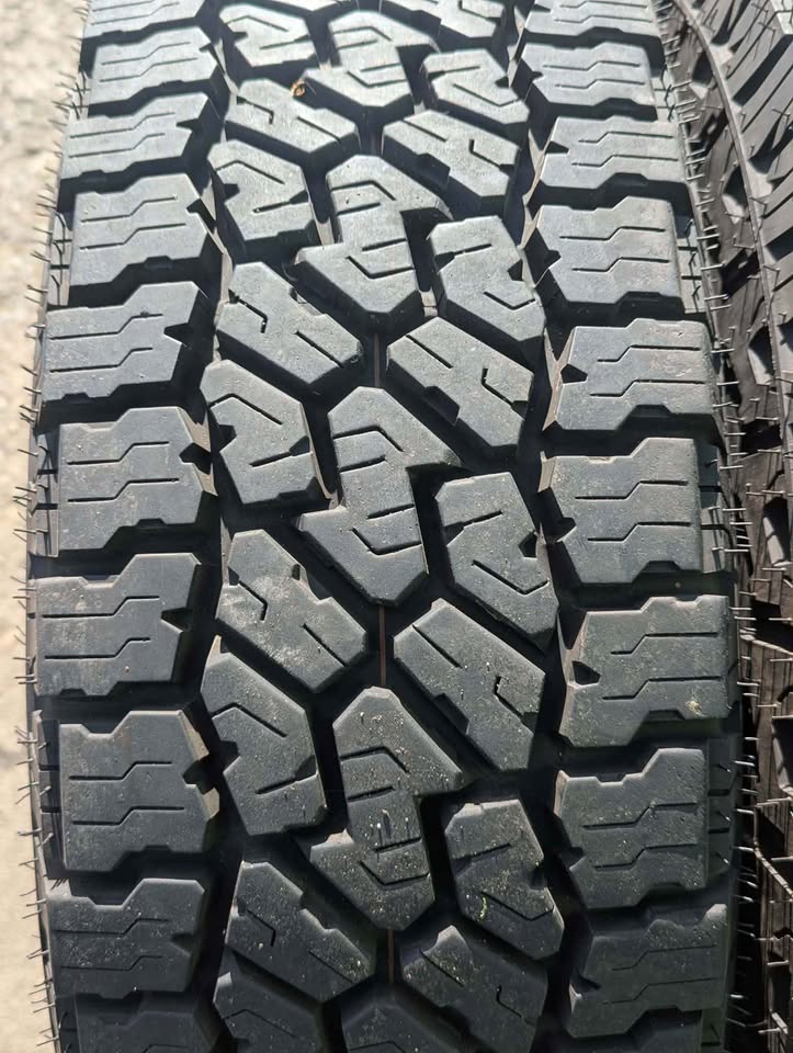 255/85/16 Falken Wildpeak AT4 (2 Tires) Semi New in Everett, WA (photo 2) — photo 2