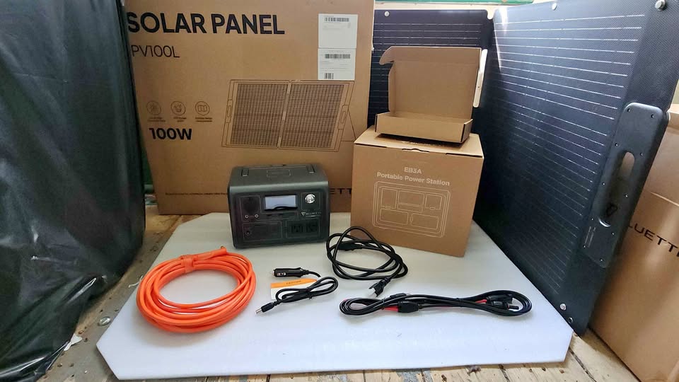 BLUETTI EB3A solar generator with 100w solar panel in North Dundas, ON (photo 1)
