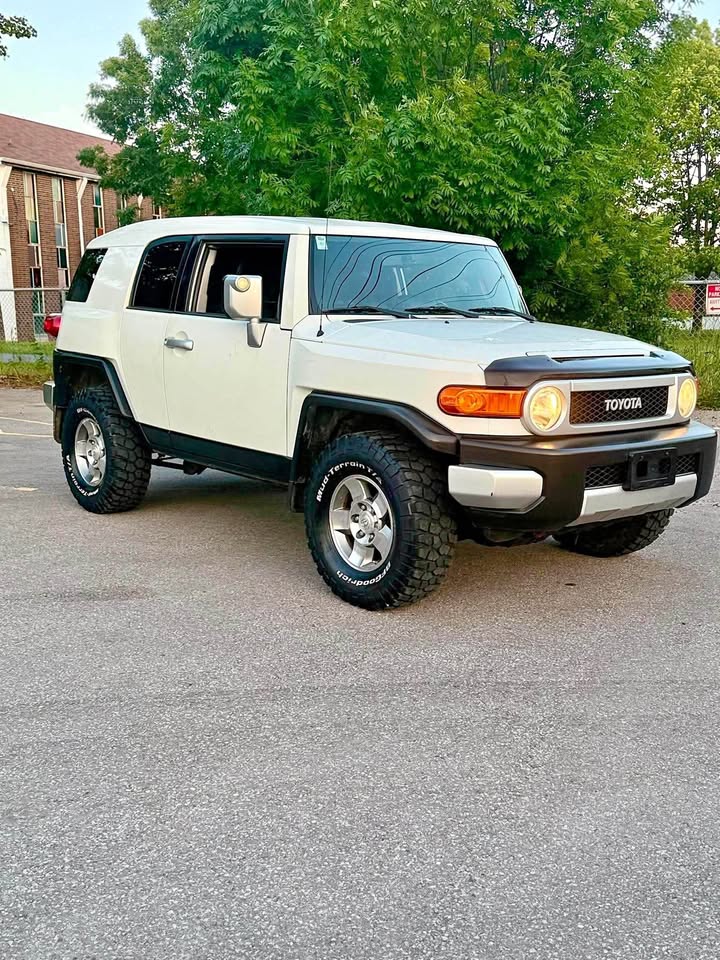 2010 Toyota FJ Cruiser in Markham, ON (photo 1)