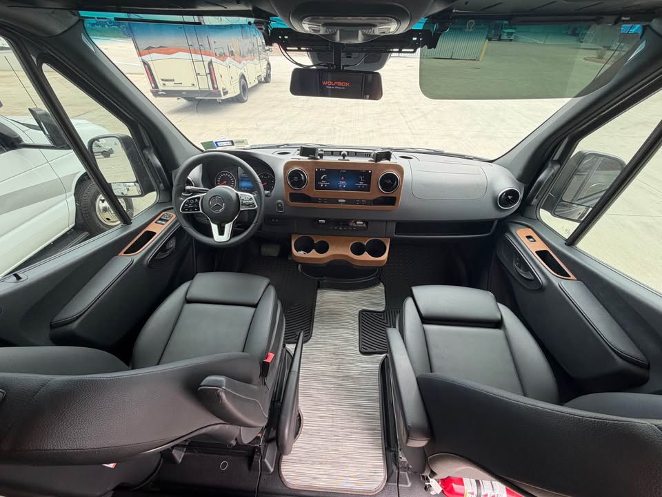 2025 Winnebago revel 44e awd 17,000 miles in Mesa, AZ (photo 8) — photo 8