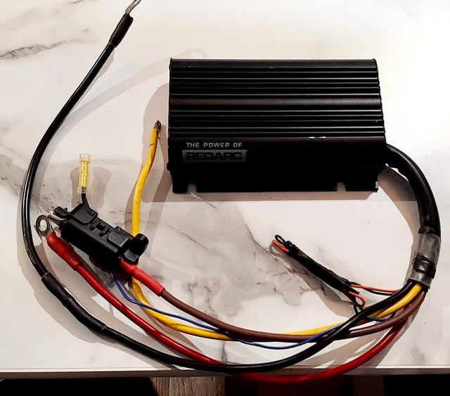 Redarc BCDC1225D Dual Input In-Vehicle 12V 25A DC-DC Battery Charger — photo 3