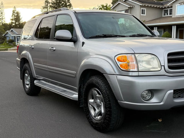 2002 Toyota Sequoia · 2002 Toyota Sequoia SR5 — photo 3