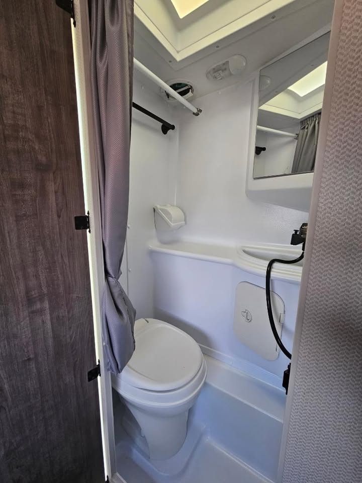 2021 LANCE 650 TRUCK CAMPER in Pearl, MS (photo 8) — photo 8