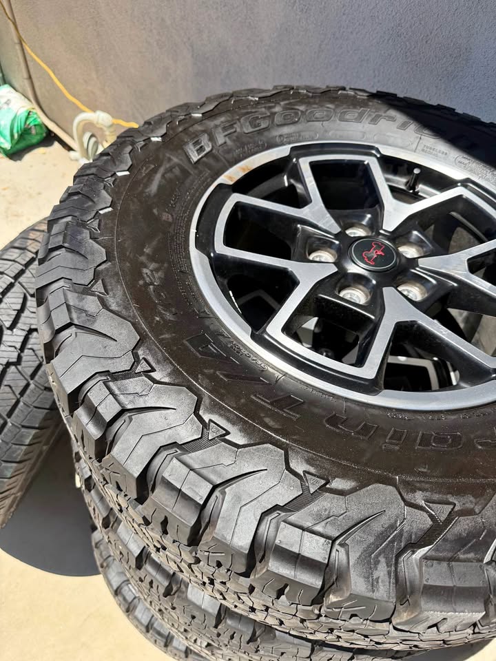 33 inch BFG KO2 tires in Modesto, CA (photo 1) — photo 1