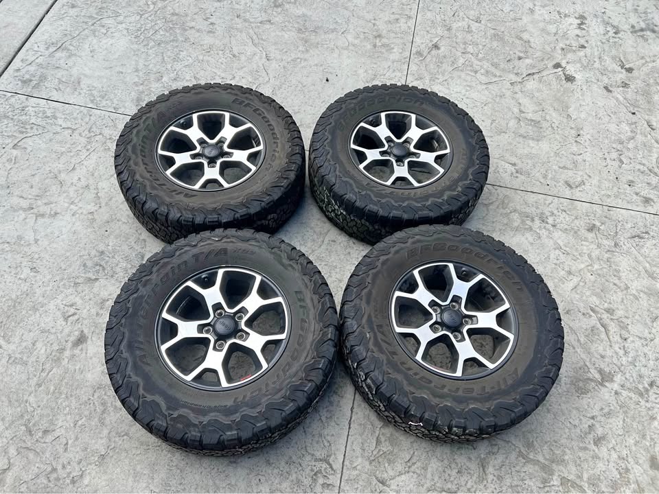 Set of 4 OEM Jeep Rubicon 17" Wheels & BFGoodrich All-Terrain T/A KO2 Tires in Spokane, WA (photo 1)