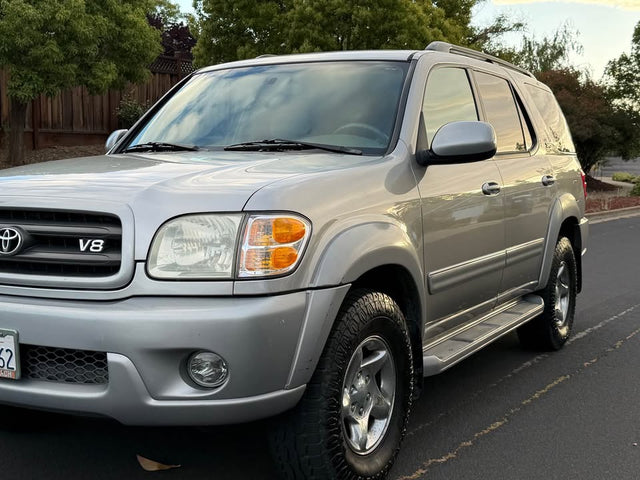 2002 Toyota Sequoia · 2002 Toyota Sequoia SR5 — photo 2