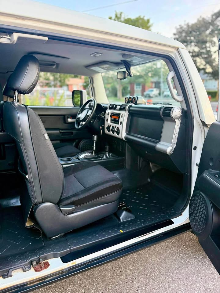 2010 Toyota FJ Cruiser in Markham, ON (photo 9)