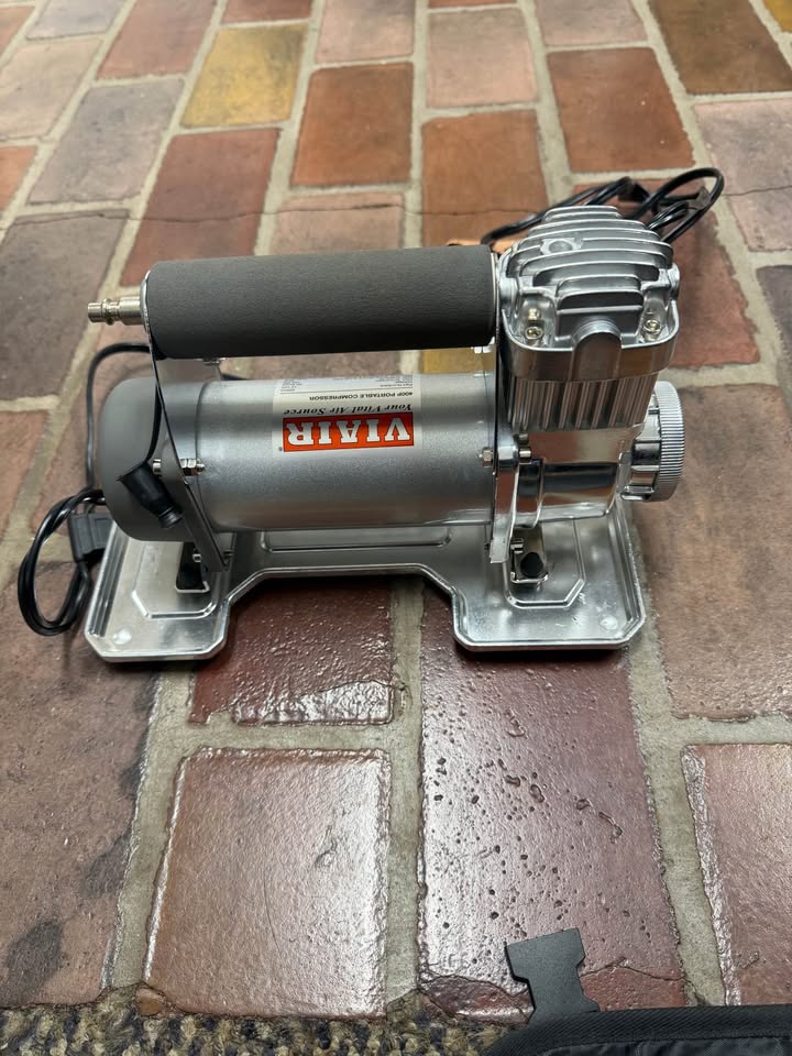 VIAIR 400P Portable Air Compressor Kit - Like New, Used Only Twice! (Complete Kit) in McComb, MS (photo 4) — photo 4