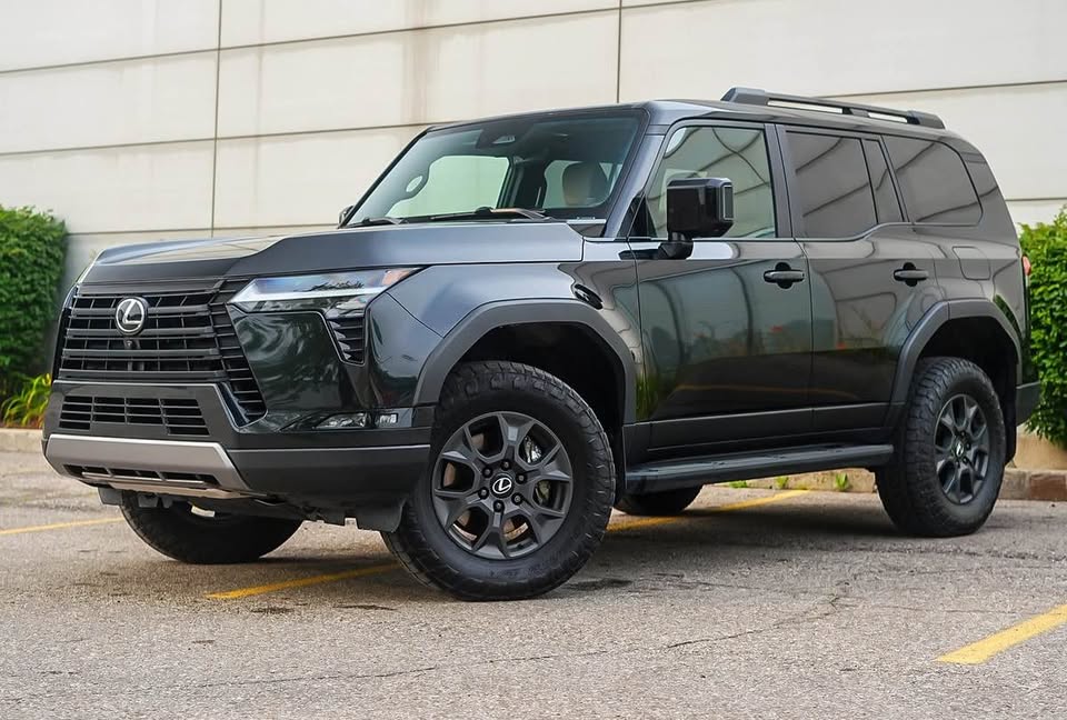 2025 Lexus GX 550 Overtail in Brampton, ON (photo 3)
