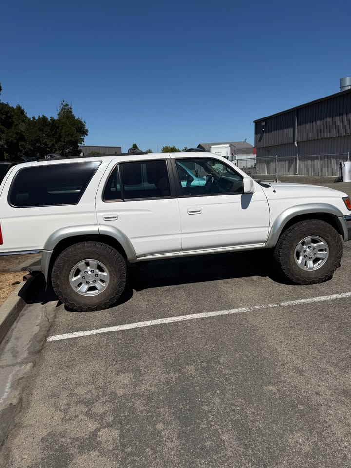 2000 Toyota 4Runner · SR5 Sport Utility 4D in Fresno, CA (photo 2) — photo 2