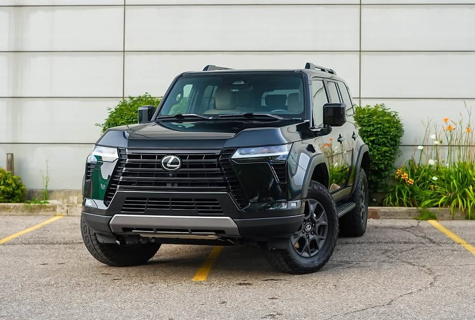 2025 Lexus GX 550 Overtail in Brampton, ON (photo 10)