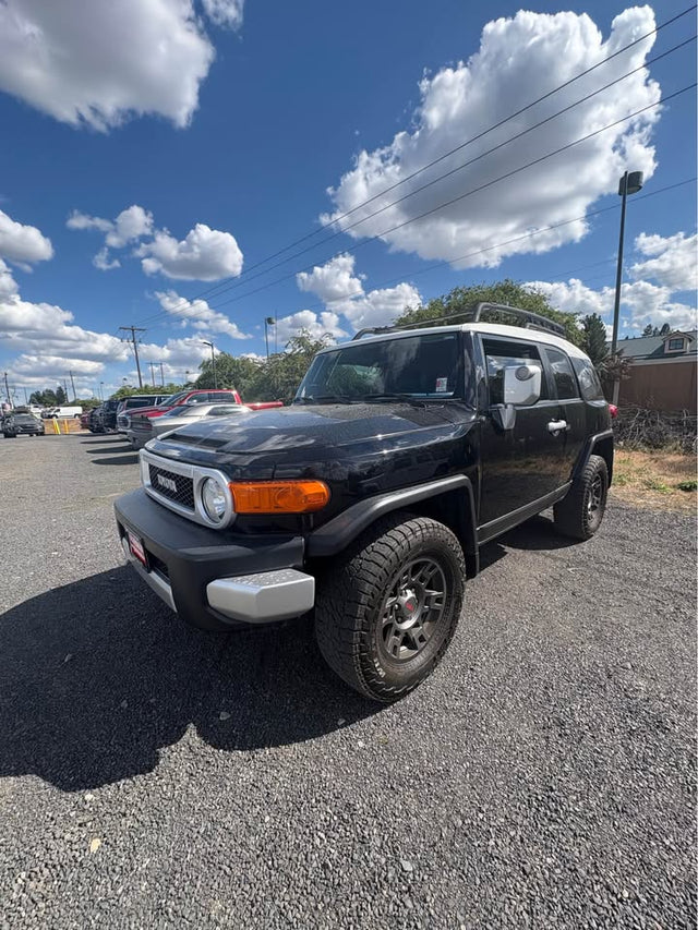 2014 Toyota FJ Cruiser · Sport Utility 2D — photo 3