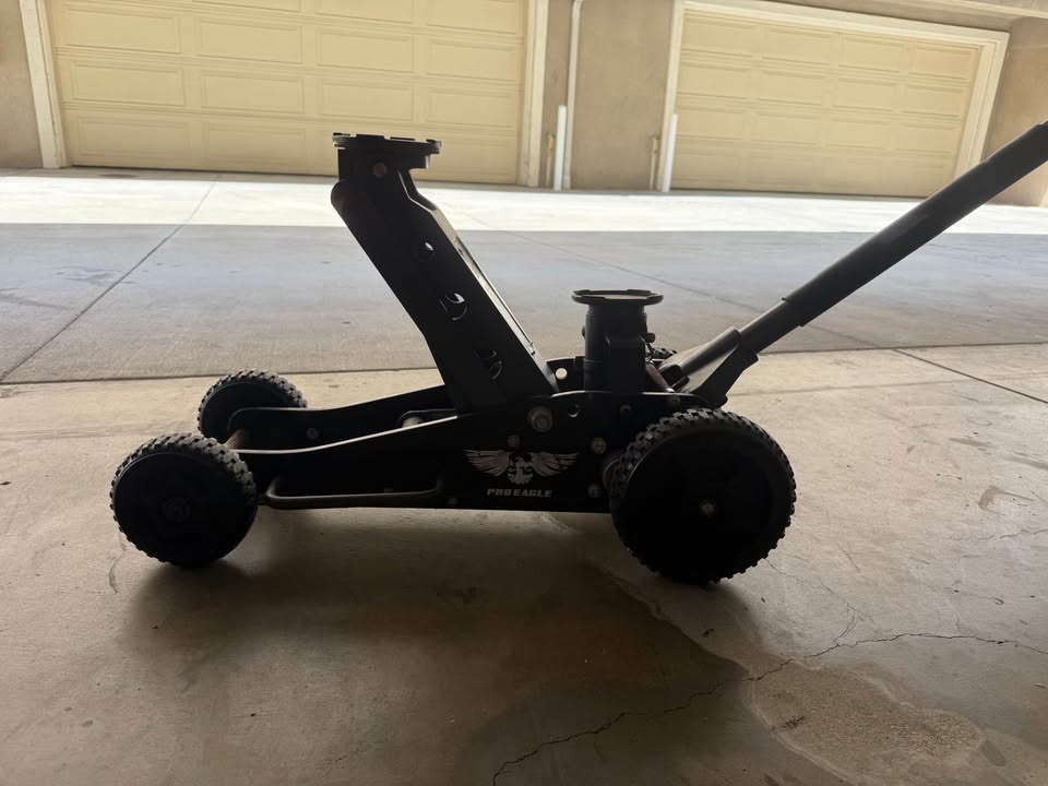 Pro Eagle 2 ton floor jack in Carson, CA (photo 5)