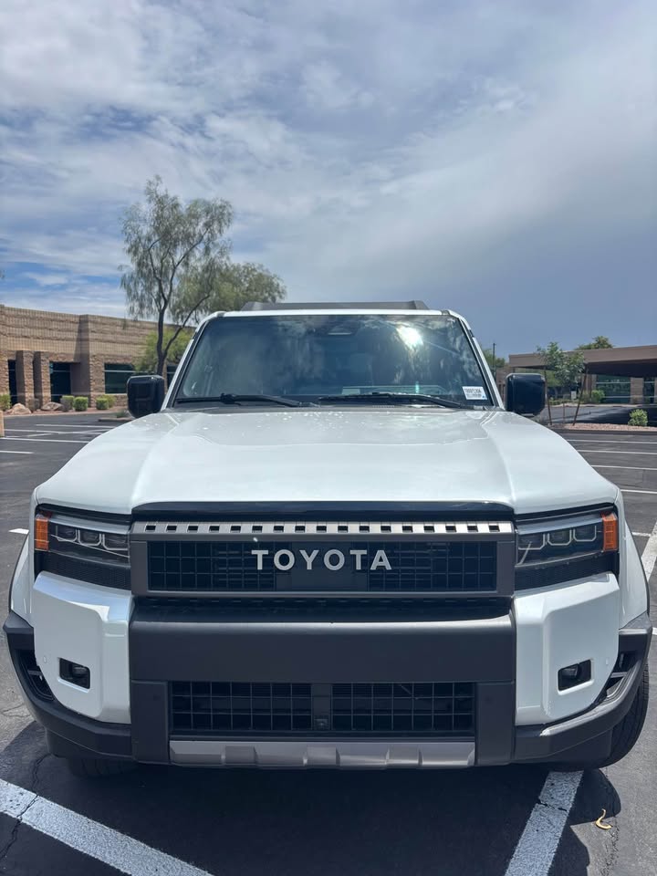 2025 Toyota Landcruiser — photo 2