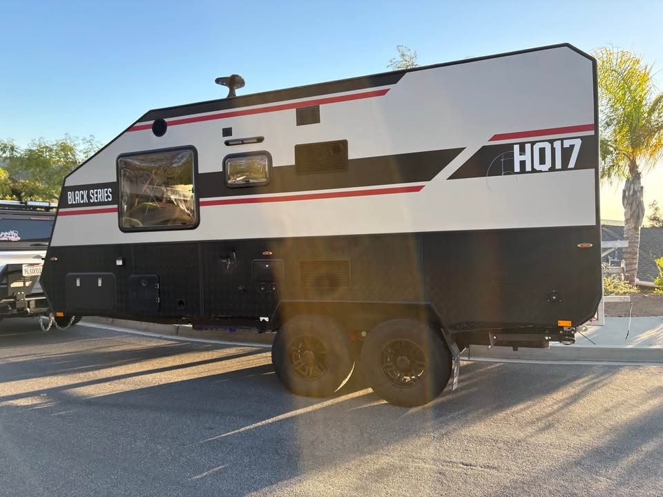 Black Series Camper HQ17 in Poway, CA (photo 10) — photo 10
