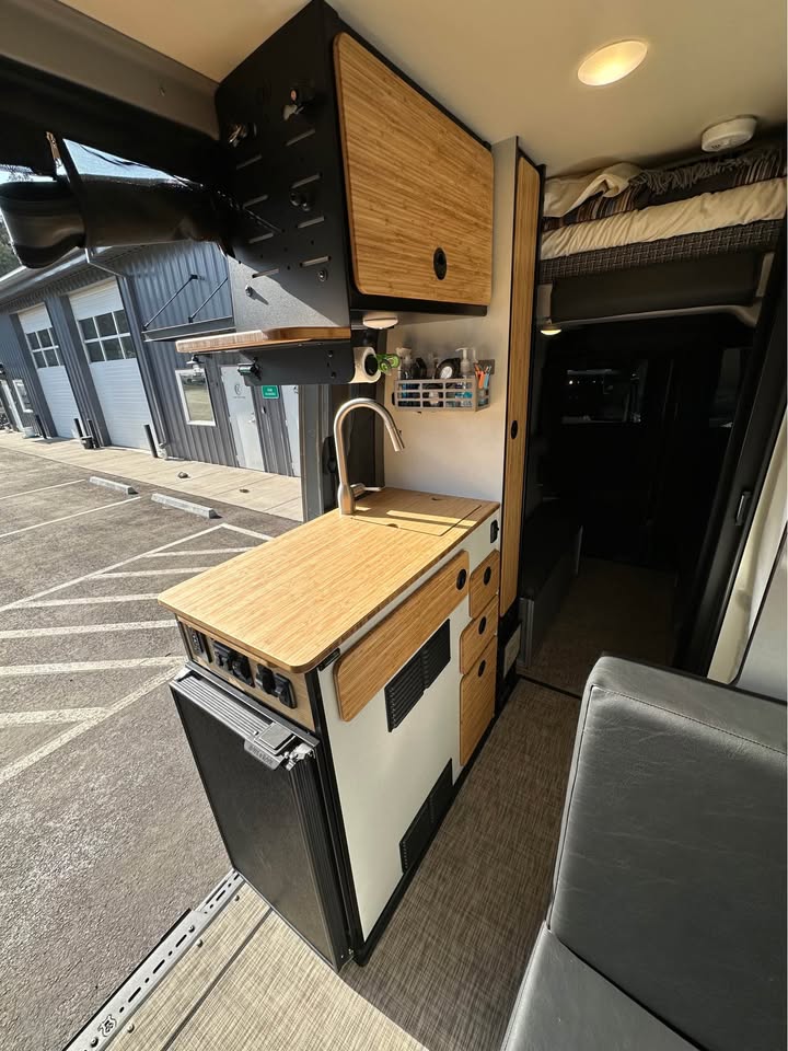 2024 Winnebago Revel 4x4 Sprinter in Portland, OR (photo 5) — photo 5