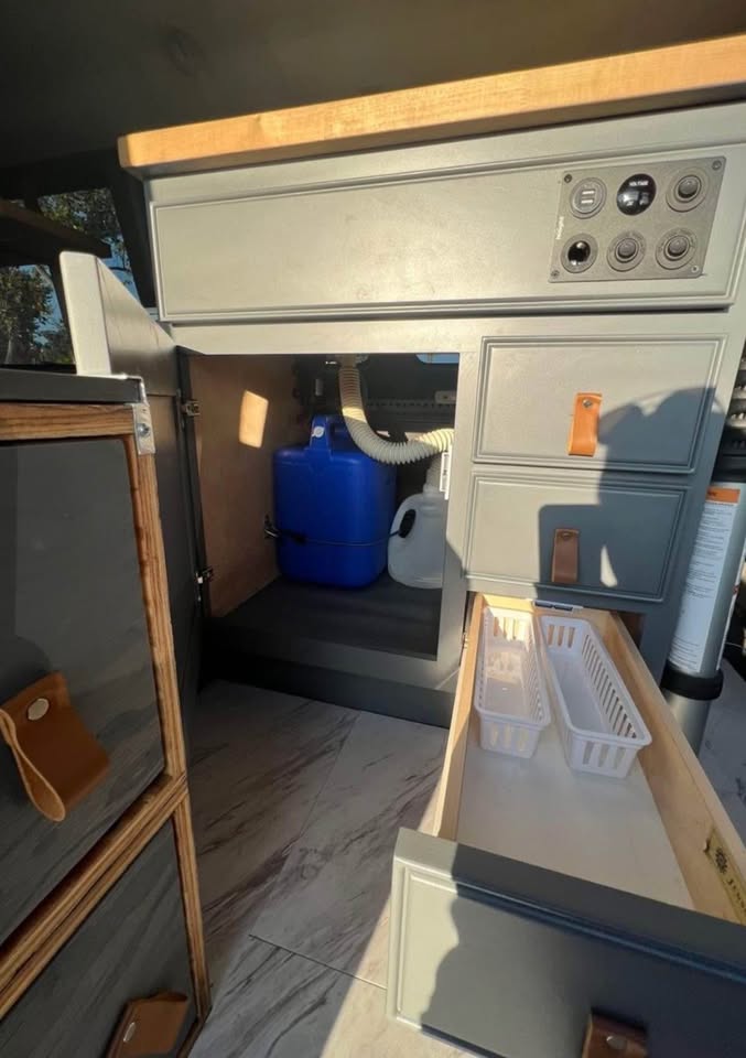 Studio in Encinitas (on wheels!), 4x4 camper van in Encinitas, CA (photo 4) — photo 4