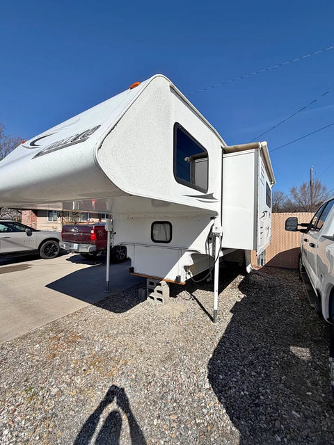 2009 Lance 981 Truck Camper 10ft